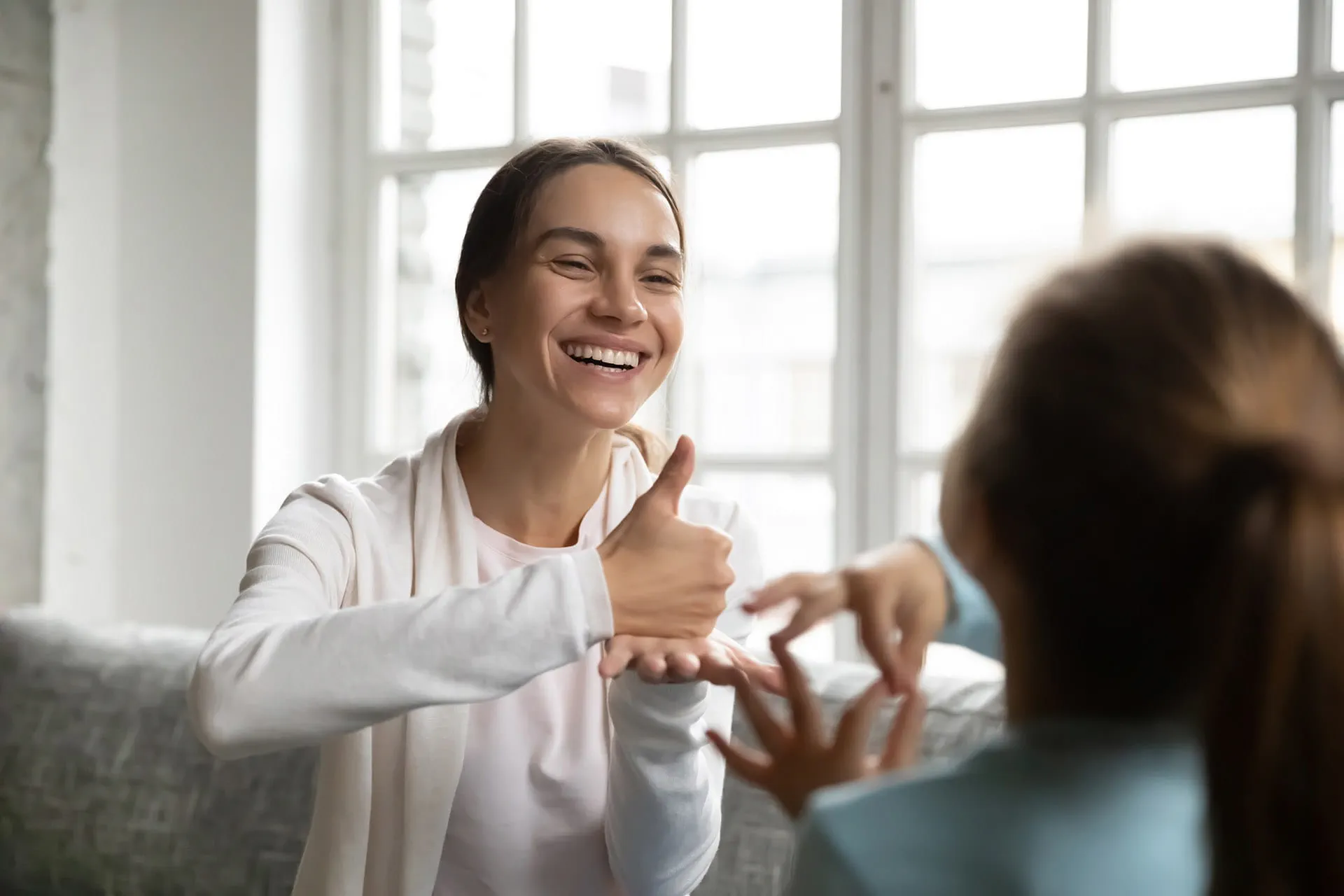 Personnes utilisant la conversation en langue des doigts de la main avec une personne sourde. Personnes utilisant la conversation en langue des doigts de la main avec une personne sourde.