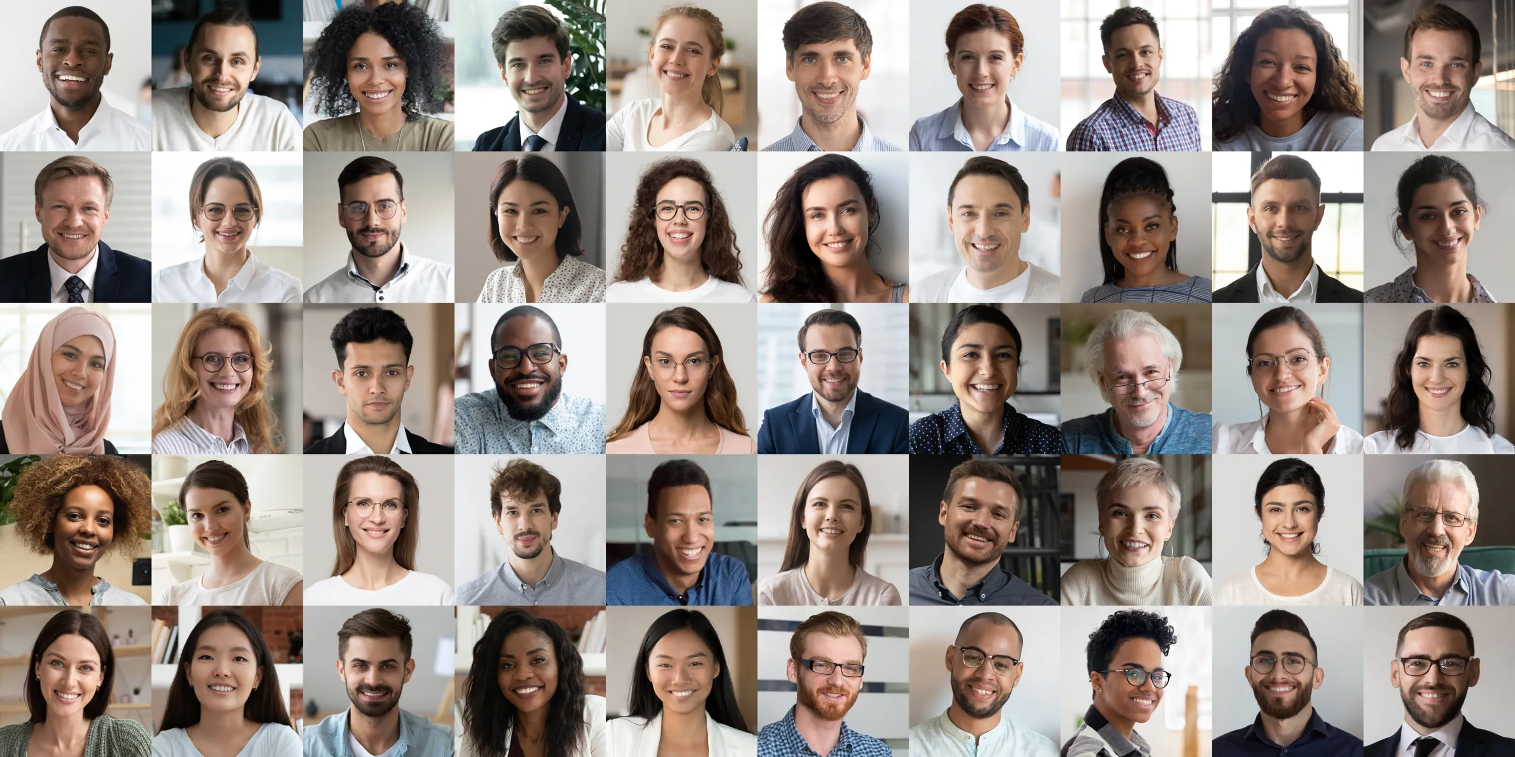 visages multiculturels souriants regardant la caméra visages multiculturels souriants regardant la caméra