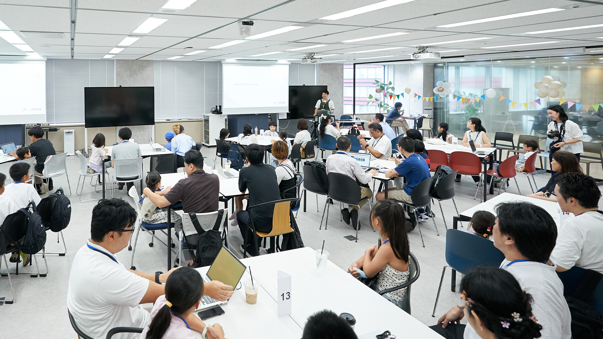 AKKODiS劇団による会社紹介の様子