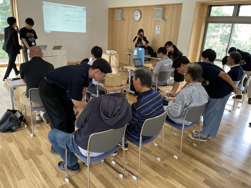 開発したアプリのプレゼンテーションを行っている様子