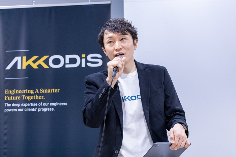 マイクを持ちセミナーに登壇している男性