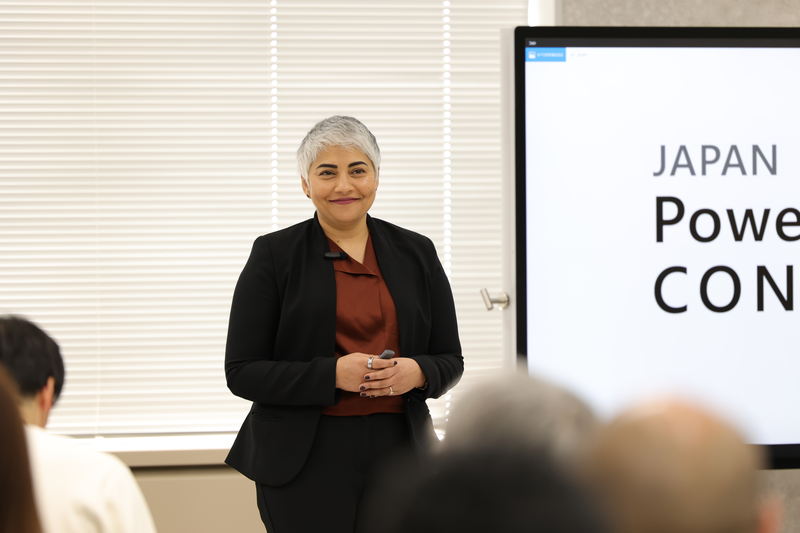 JAPAN Power Platform CONFERENCEで、女性の登壇者によるプレゼンテーション。