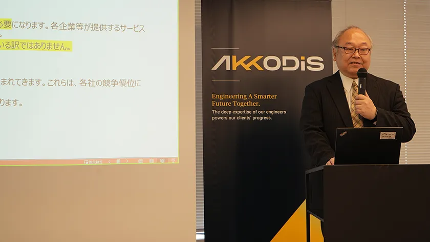 壇上で話す鹿妻洋之さま（オムロンヘルスケア株式会社 渉外担当部長、JEITA ヘルスケアIT研究会 副主査）