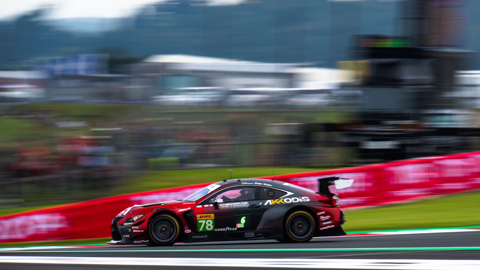 富士6時間耐久レースで疾走する「Akkodis ASP Team」のマシン 