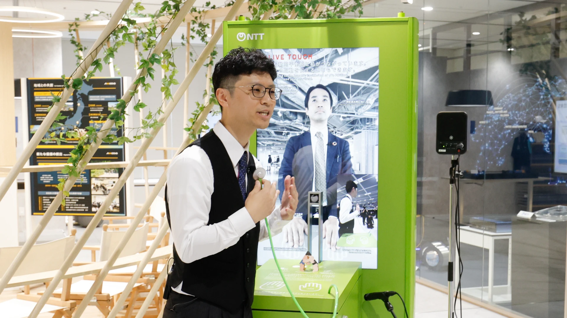 「ふれあう伝話」のデモンストレーションの様子