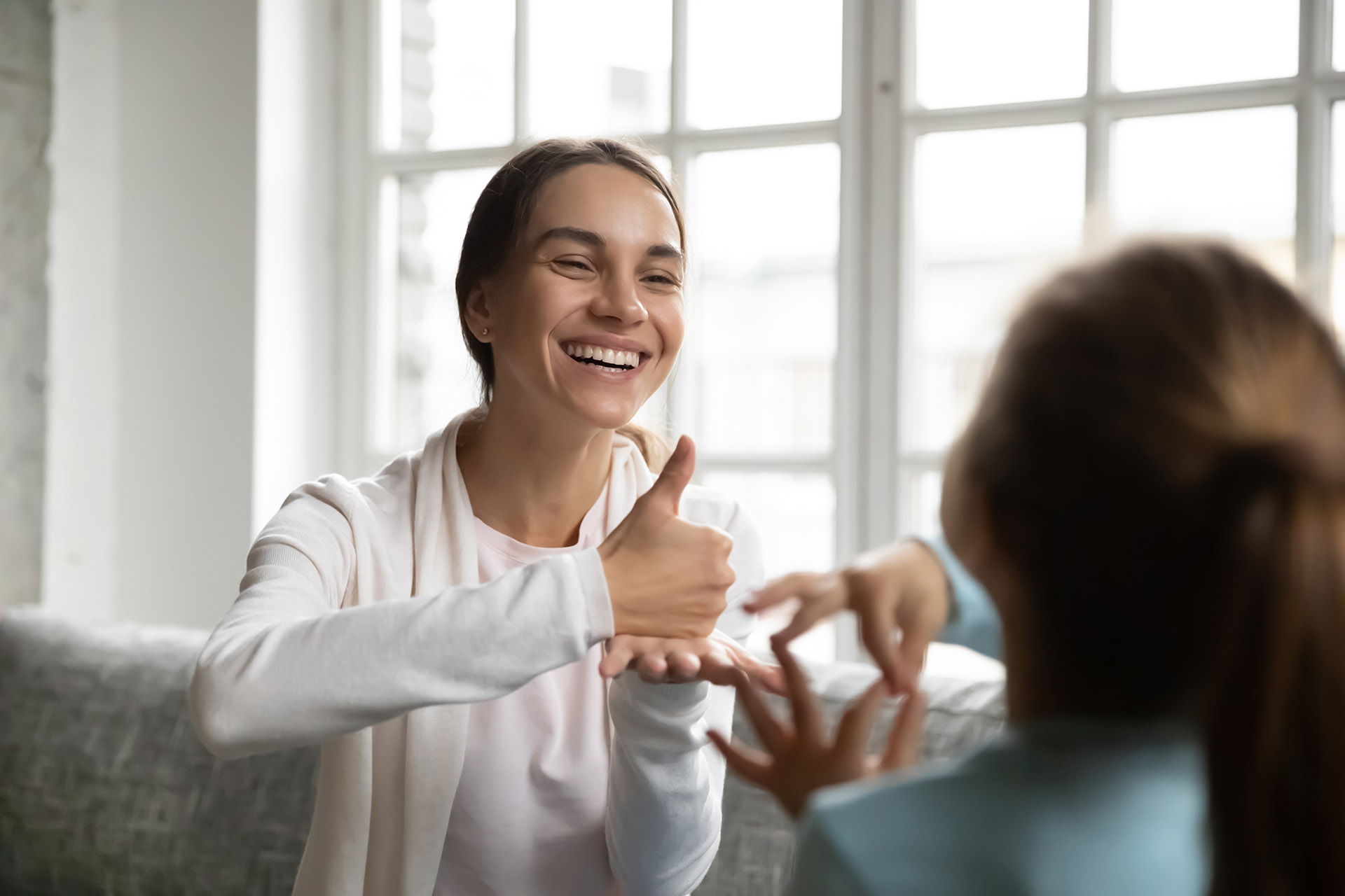 Personnes utilisant la conversation en langue des doigts de la main avec une personne sourde. Personnes utilisant la conversation en langue des doigts de la main avec une personne sourde.