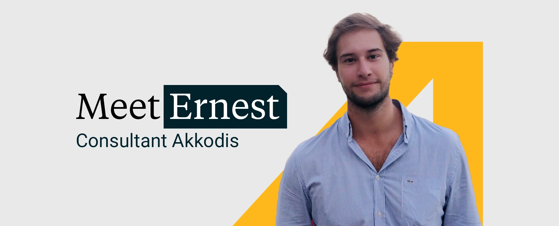 Ernest, consultant bij Akkodis, glimlachend op locatie bij een klant in de luchtvaartsector